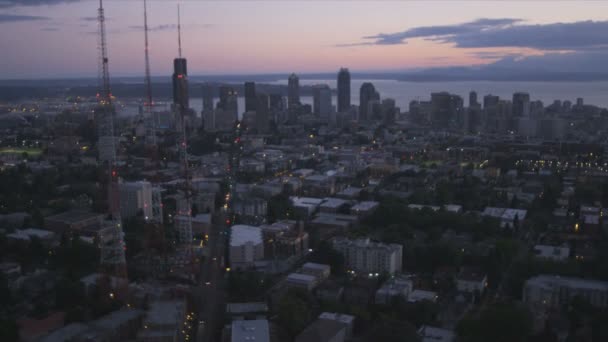 Luchtfoto zonsondergang bekijken seattle, queen anne hill en 3 televisie masten, Verenigde Staten - Video