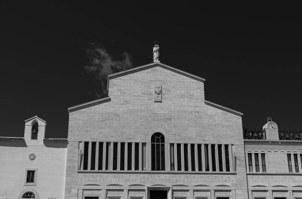 L'église de Santa Maria delle Grazie avec le couvent adjacent est universellement connue pour être l'endroit où Padre Pio de Pietrelcina a vécu, à partir du 28 juillet 1916, et est morte.. - Photo, image