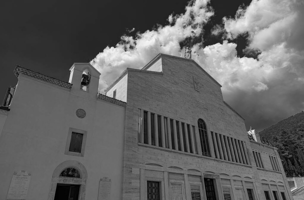 Церковь Санта-Мария-делле-Грацие с прилегающим монастырем известна как место, где жил падре Пио из Пьетрельцины, начиная с 28 июля 1916 года, и умерла.. - Фото, изображение
