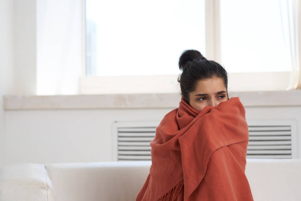 mujer en casa cubierta con una infección por resfriado manta - Foto, imagen