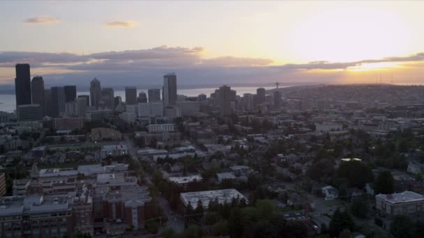 Luchtfoto zonsondergang downtown seattle business en finance center, Verenigde Staten - Video