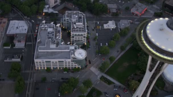 vanuit de lucht over het bovenaanzicht bij schemering ruimte naald, seattle, Verenigde Staten - Video