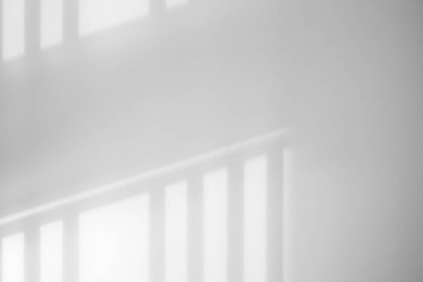 Падение тени окна на фоне белой стены - Фото, изображение