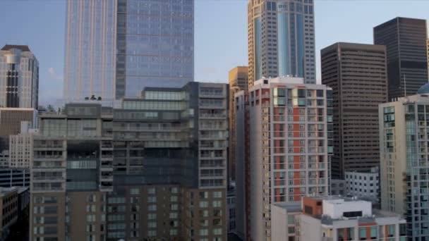 εναέρια χαμηλό επίπεδο θέα ηλιοβασίλεμα πόλη ουρανοξύστες στο κέντρο της πόλης, Σιάτλ, ΗΠΑ - Πλάνα, βίντεο