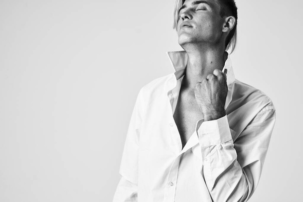 mies valkoinen paita muodikas kampauksen tyylikäs tyyli kevyt tausta - Valokuva, kuva
