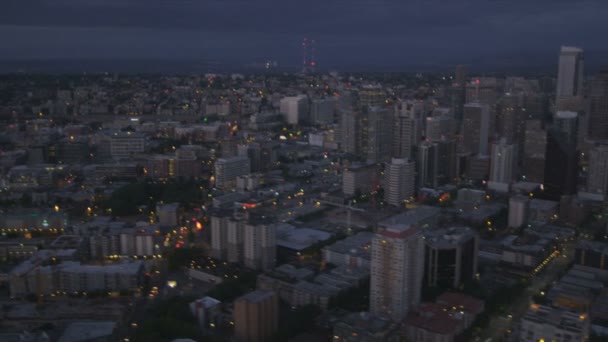 soumrak pohled na osvětlené centra obchodní kanceláře seattle, usa - Záběry, video