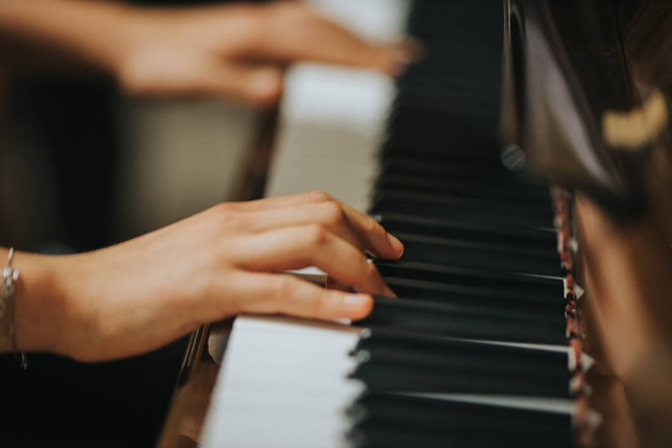 A closeup shot of hands playing the piano - Foto, Imagem
