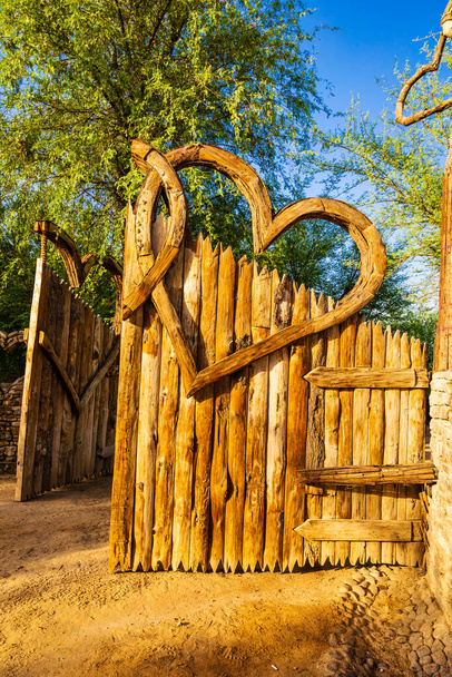Herz- oder liebeförmiges Holztor am Love Lake Al Qudra Dubai. - Foto, Bild