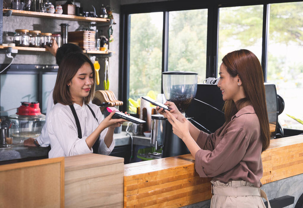 Ordine del cliente il caffè caldo e il pagamento con scansione smartphone. - Foto, immagini