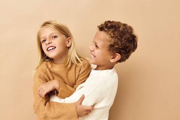 маленькая девочка и мальчик улыбается и позирует в повседневной одежде изолированный фон - Фото, изображение