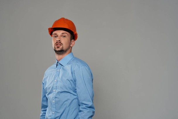 Man oranje helm ingenieur veiligheid geïsoleerde achtergrond - Foto, afbeelding