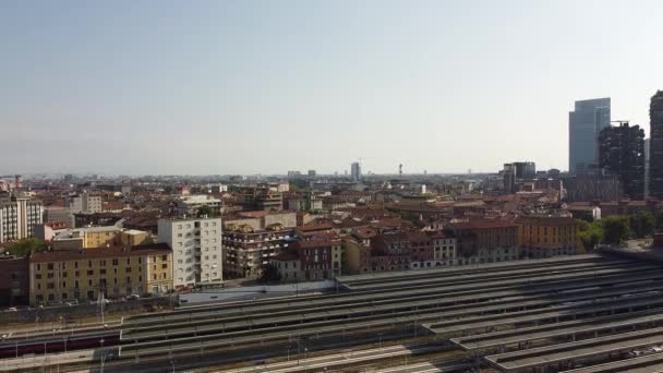 Panorama dello skyline e della stazione ferroviaria del centro di Milano mentre i treni arrivano in una giornata lavorativa  - Filmati, video