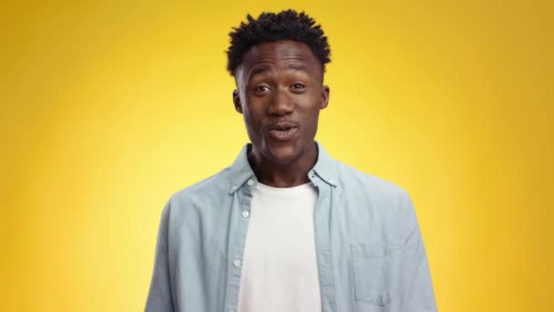 Erstaunliche Nachrichten. Junger emotional aufgeregter afrikanisch-amerikanischer Mann genießt tolles Angebot, lacht und schüttelt erstaunt Hände - Filmmaterial, Video