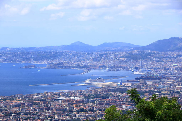 Επίσκεψη Νάπολη, θέα στον κόλπο και την πόλη από μακριά - Φωτογραφία, εικόνα