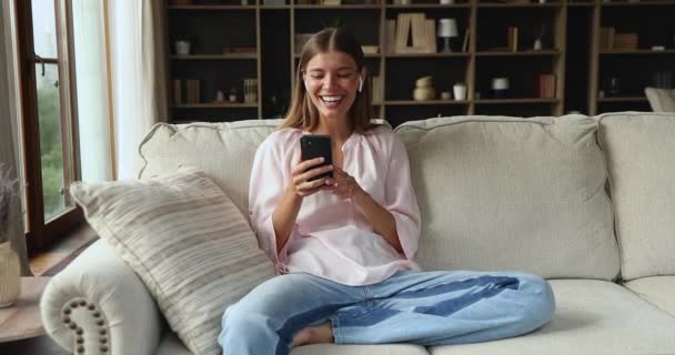 Optimistic female student call friend by cell in conference app - Filmmaterial, Video