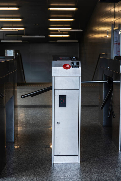 Automatische Zugangskontrolle Schranken oder Drehkreuz in der U-Bahn-Station mit Zeichen der Ein- und Ausfahrt in Warschau, Polen - Foto, Bild