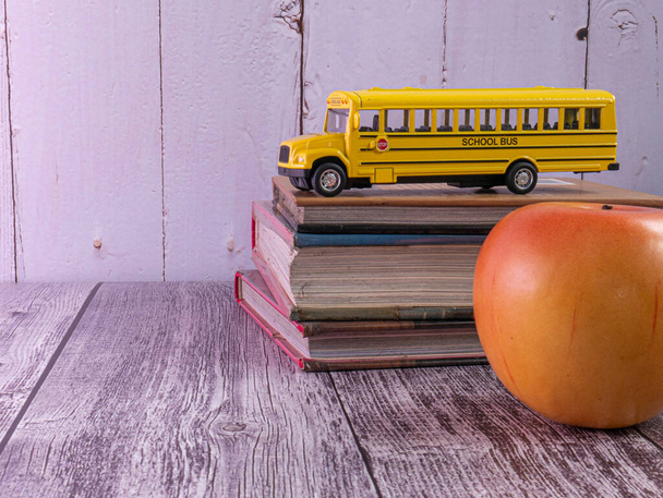 Autobus szkolny na drewnianym stole do edukacji concep - Zdjęcie, obraz