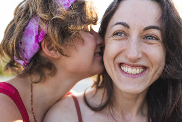 Pareja lesbiana en la playa, retrato de dos chicas, comunidad lgbt, relación de dos mujeres, amantes, chicas sonrientes - Foto, Imagen
