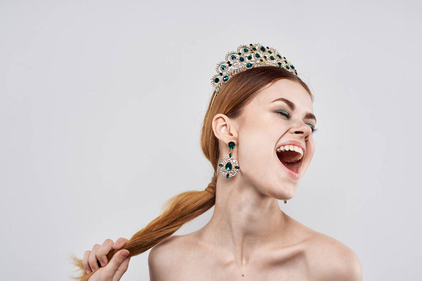 krásná žena nahá ramena šperky kosmetika atraktivní vzhled izolované pozadí - Fotografie, Obrázek