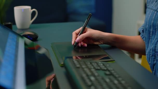 Κοντινό πλάνο του χεριού κρατώντας γραφίδα στο tablet γραφικών για retouch εργασία - Πλάνα, βίντεο