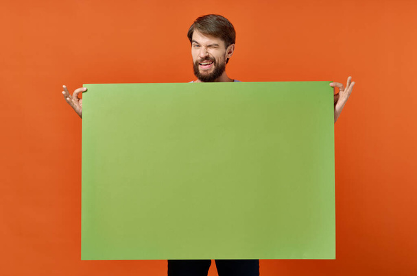 emotionaalinen mies vihreä mockup Juliste alennus eristetty tausta - Valokuva, kuva