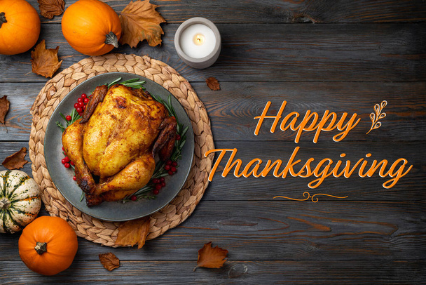 Ψητό κοτόπουλο για την Ημέρα των Ευχαριστιών. Ψητό κοτόπουλο ή γαλοπούλα με δεντρολίβανο και μούρα και κολοκύθες για δείπνο Ευχαριστιών σε ξύλινο τραπέζι. Ρυθμίσεις εορταστικού τραπεζιού για την Ημέρα των Ευχαριστιών - Φωτογραφία, εικόνα