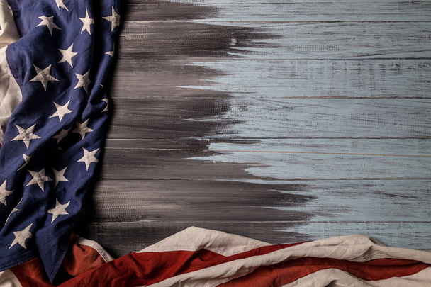 Gros plan du drapeau américain national agitant sur fond en bois avec espace de copie pour le texte. - Photo, image
