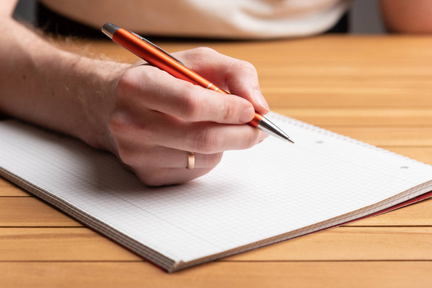 Mužská ruka drží pero. Psaní na papír - Fotografie, Obrázek