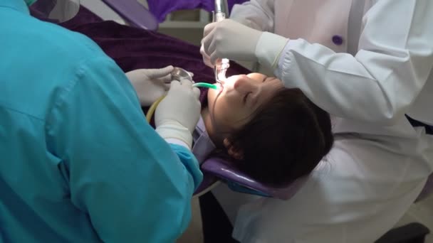 dentiste faire dentaire procédure pour asiatique fille dans hôpital - Séquence, vidéo