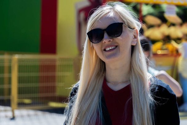 portrait of a woman in glasses with blonde hair on a sunny day. - Foto, imagen