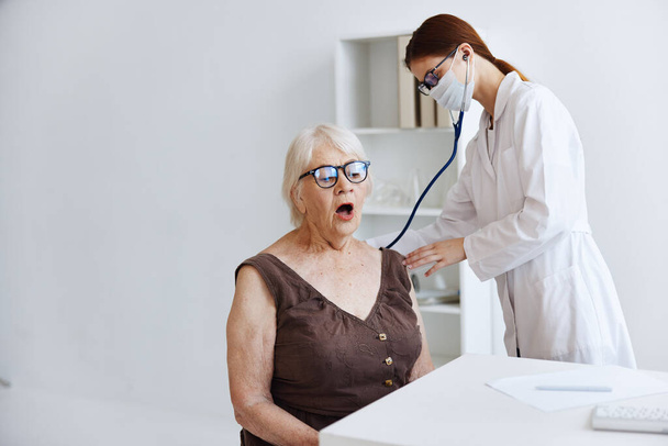Yaşlı kadın hasta hastane sağlık kontrolü - Fotoğraf, Görsel
