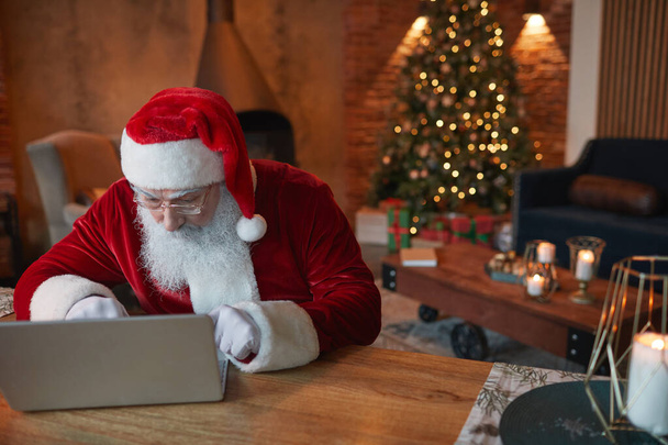 Busy Santa Answering Email - Foto, Bild
