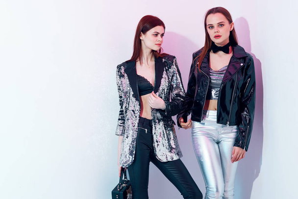 twee trendy vrouwen in moderne stijl disco kleding - Foto, afbeelding