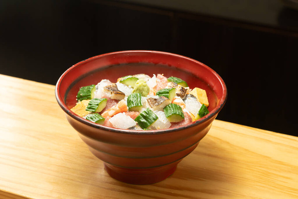 Ciotola di pesce fatta da uno chef giapponese di sushi - Foto, immagini