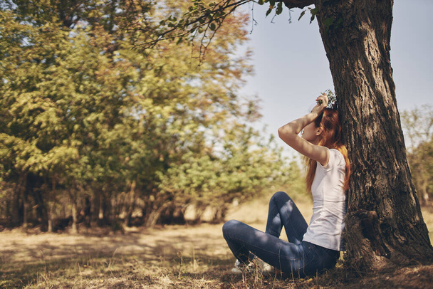 bella donna seduta vicino a un albero natura Stile di vita estate - Foto, immagini