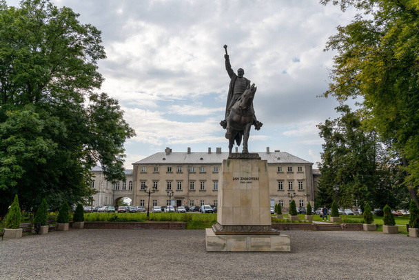 Замоск, Польша - 13 сентября 2021 года: памятник Яну Замойскому в историческом центре Старого города Замоца - Фото, изображение