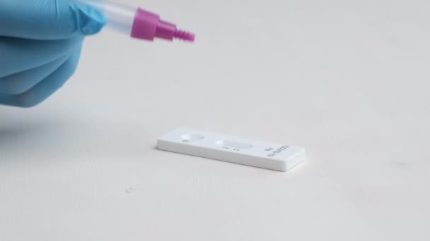 Drop αντιδραστήριο στην ταχεία δοκιμή Covid-19 αντιγόνων για τον έλεγχο της παρακολούθησης της υγείας  - Πλάνα, βίντεο