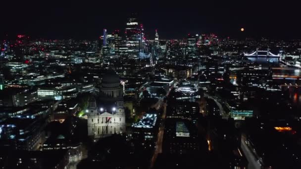 Stáhněte záběry z katedrály sv. Pavla. Letecký pohled na noční město s vysokými mrakodrapy a Tower Bridge v pozadí. Londýn, Velká Británie - Záběry, video