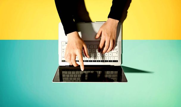 Person using a laptop computer - Fotografie, Obrázek
