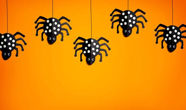 Halloween paper craft black spiders - 写真・画像