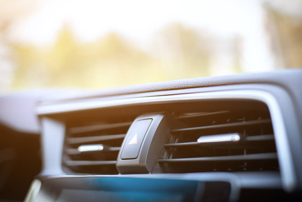 Close-up van de centrale luchtventilatiegaten of airconditioningsysteem in het voertuig op het dashboard van een auto. Concept auto interieur voor automotive airconditioning. - Foto, afbeelding