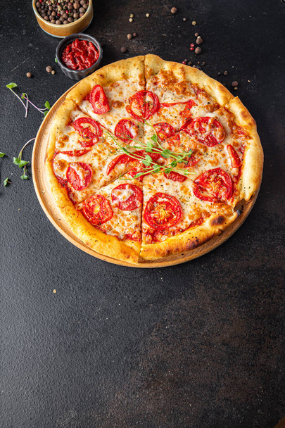 Піца Маргарита помідор, сир, мозарелла, томатний соус, тісто Італійська їжа свіжа вегетаріанська їжа, готова до їжі на столі, копіює простір для їжі.  - Фото, зображення