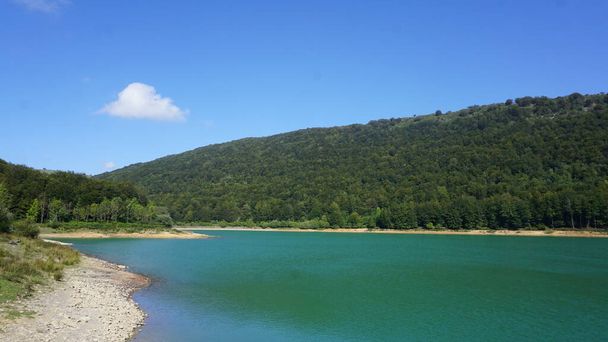 Пейзаж голубой воды водохранилища Ларео в солнечный день в Сьерра-де-Аралар в Гипускоа в Стране Басков, Испания. Природные пространства. - Фото, изображение