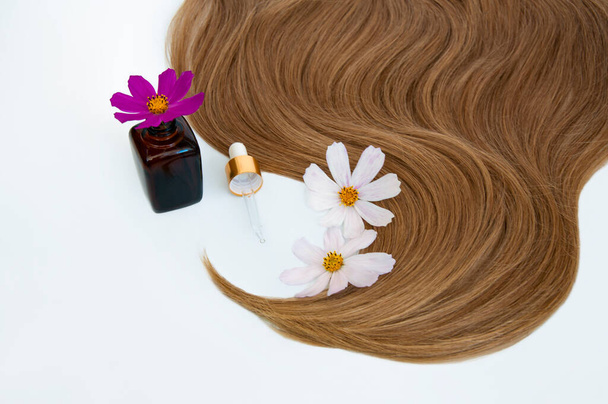 Saç için makyaj malzemesi, beyaz arka planda saç için çiçek. Sağlıklı ve güzel saçlar. Saç bakımı. Metin için alanı kopyala - Fotoğraf, Görsel