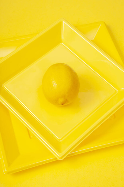 izolovaný citron ve žlutých deskách na žlutém pozadí - Fotografie, Obrázek