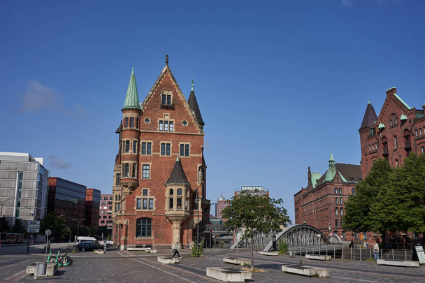 Hamburgo, Alemanha - 18 de julho de 2021 - O Speicherstadt - Cidade dos Armazéns - é o maior distrito de armazéns do mundo onde os edifícios estão sobre fundações de estacas de madeira, madeira de carvalho                                - Foto, Imagem