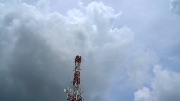 Μεγάλος πύργος τηλεπικοινωνιών ενάντια στον ουρανό και τα σύννεφα στο παρασκήνιο - Πλάνα, βίντεο