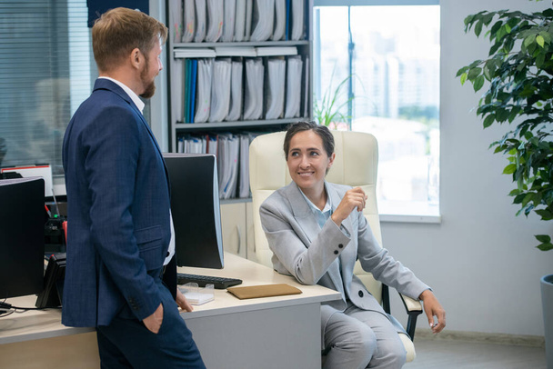 Happy young businesswoman and businessman having discussion - Фото, изображение