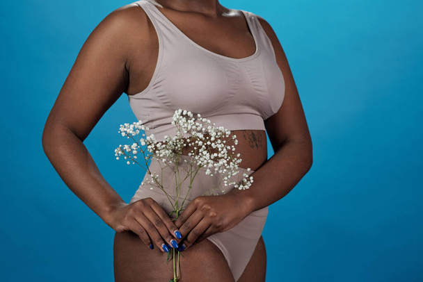 Tělo mladé plus velikost žena ve spodním prádle - Fotografie, Obrázek