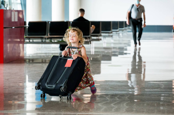 Linda chica rubia con equipaje de viaje en el aeropuerto. - Foto, imagen